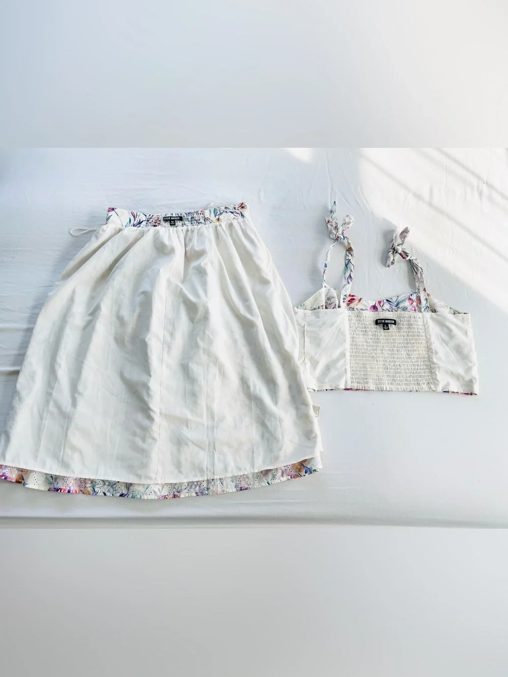Like new Steve Madden 2 piece matching floral skirt + crop top set. Sz M/L.